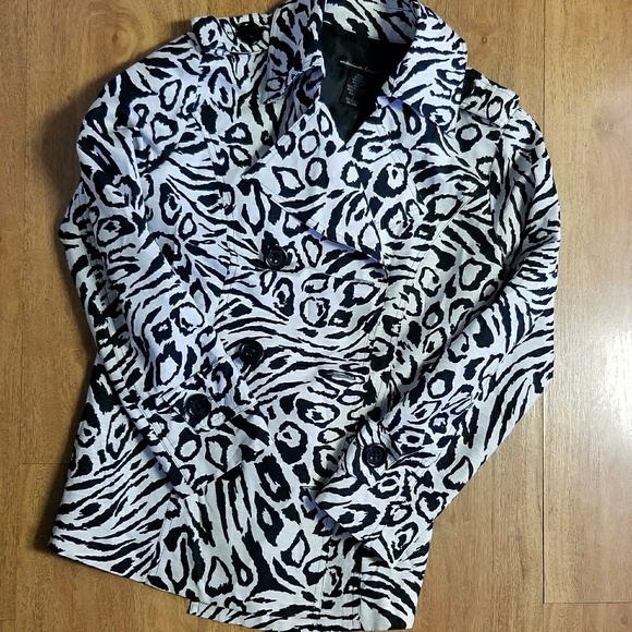 Fun, Short Trench Coat - Picture 3 of 7